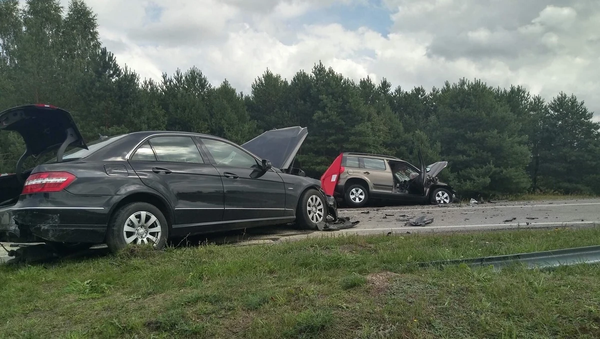 Dwie osoby zginęły i dwie zostały ranne w wypadku, do którego doszło przed południem na drodze krajowej nr 19 w Ploskach (Podlaskie) - poinformowała policja. Droga jest wciąż całkowicie zablokowana, obowiązują objazdy trasą przez Zabłudów, Hajnówkę i Bielsk Podlaski.