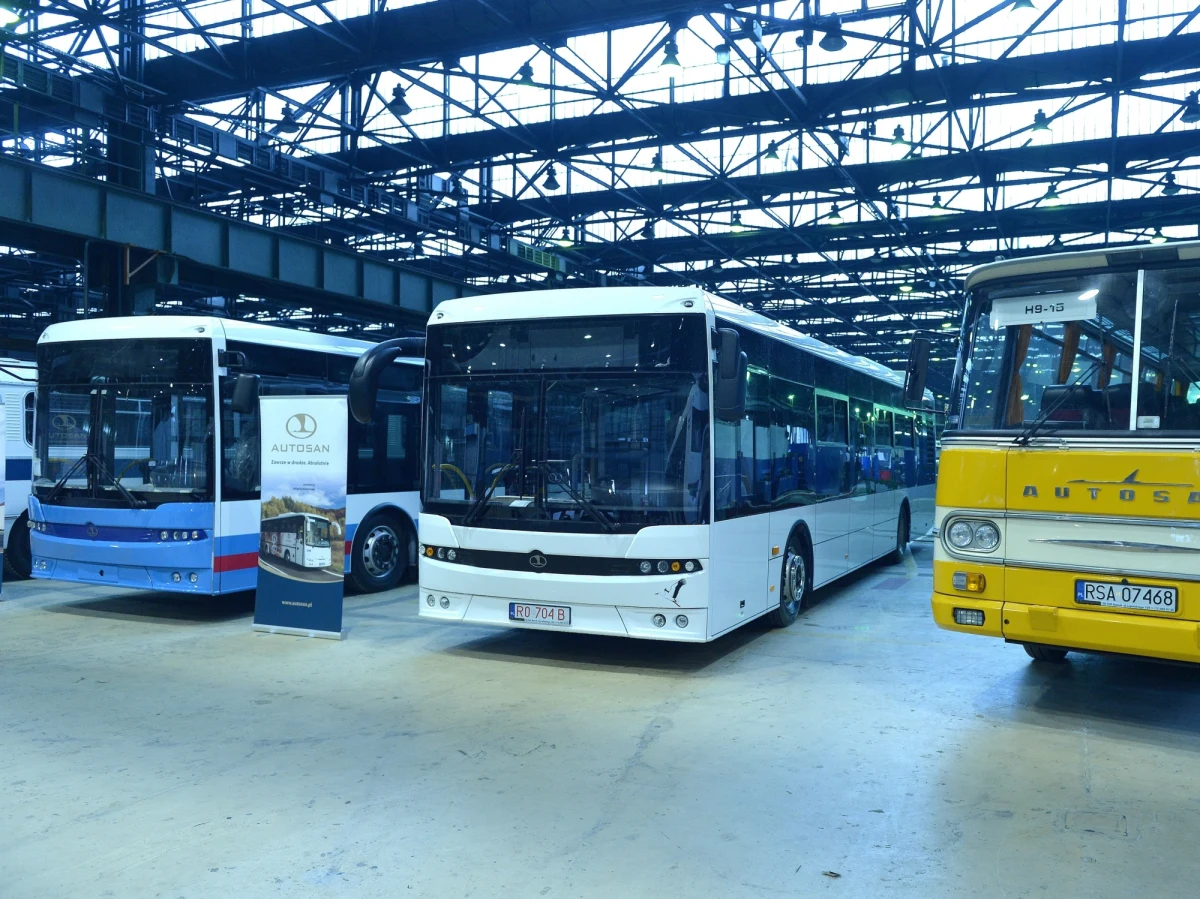 Około 150 autobusów sprzedała klientom państwowa spółka Autosan poniżej kosztów produkcji -  dowiedział się reporter RMF FM. Takie są wnioski prokuratury po analizie dokumentów zabezpieczonych w śledztwie dotyczącym podejrzeń działania byłego zarządu na szkodę sanockiej fabryki.