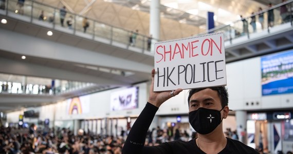 ​Lotnisko w Hongkongu już drugi dzień jest sparaliżowane przez protestujących. Większość lotów została odwołana. Na lotnisku koczują pasażerowie, którzy nie mogą wrócić do domów.