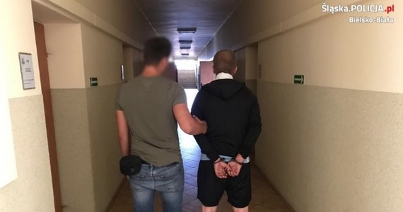 Sąd zdecydował o tymczasowym areszcie dla nożownika z Bielska-Białej. W poniedziałkową noc napastnik zaatakował ostrym narzędziem 44-letniego mężczyznę i nastolatka. 
