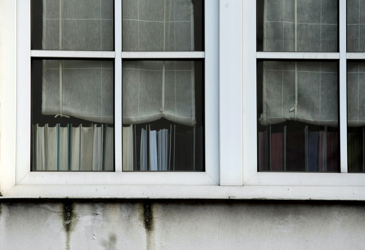O krok od tragedii na warszawskim Czerniakowie. Trzyletni chłopiec przez kilka minut spacerował po parapecie na siódmym piętrze. W tym czasie ojciec dziecka spał w pokoju obok razem ze starszym, pięcioletnim dzieckiem. Mężczyzna został zatrzymany przez policję. Miał we krwi ponad dwa promile alkoholu.