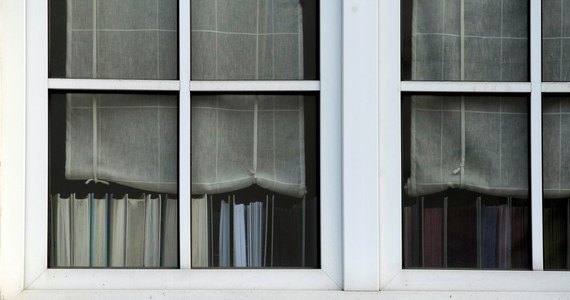 O krok od tragedii na warszawskim Czerniakowie. Trzyletni chłopiec przez kilka minut spacerował po parapecie na siódmym piętrze. W tym czasie ojciec dziecka spał w pokoju obok razem ze starszym, pięcioletnim dzieckiem. Mężczyzna został zatrzymany przez policję. Miał we krwi ponad dwa promile alkoholu.