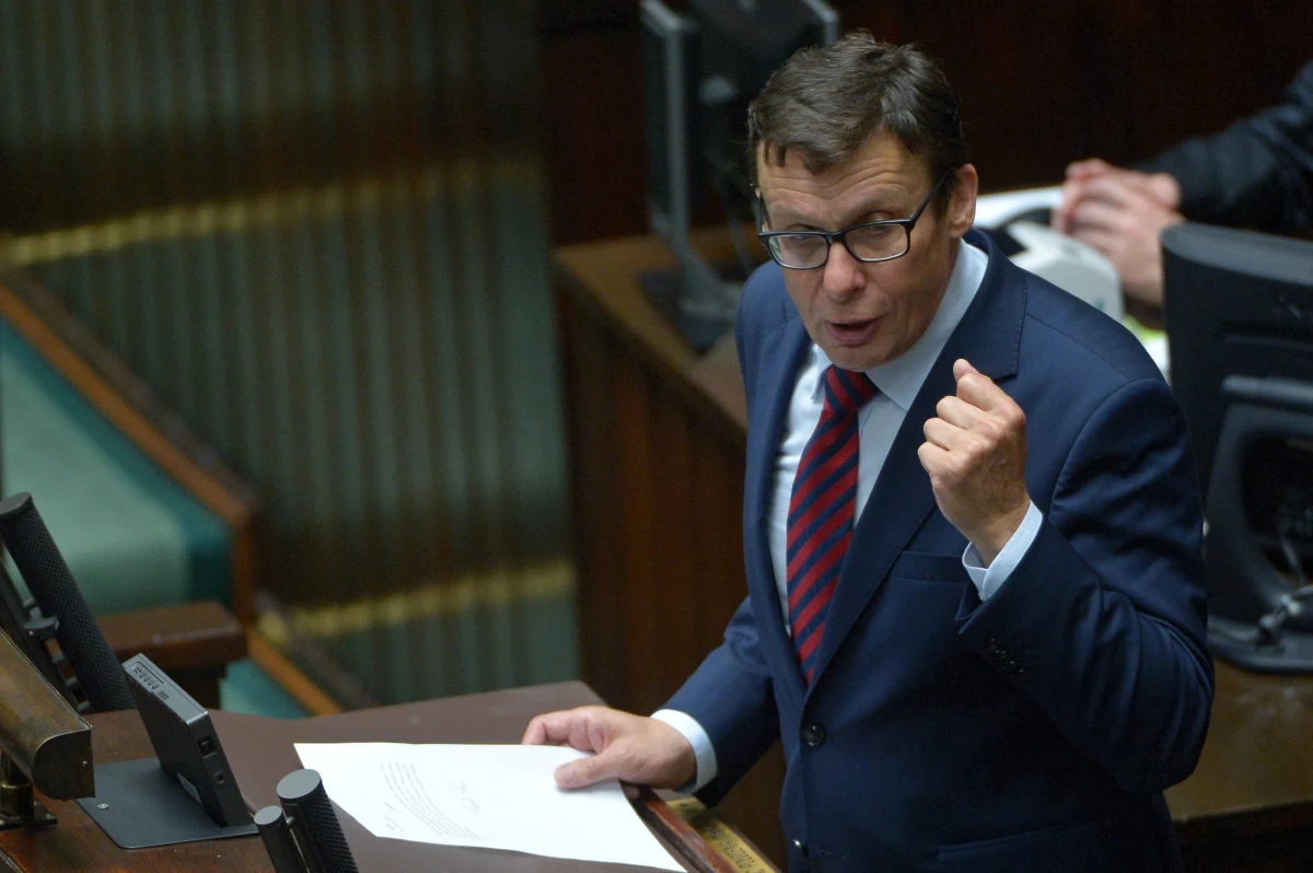 Zaskarżyliśmy do Trybunału Konstytucyjnego przepis dot. ujawnienia zgłoszeń kandydatów do Krajowej Rady Sądownictwa - poinformował poseł Prawa i Sprawiedliwości Marek Ast. Dodał, że do skargi dołączono wniosek o zabezpieczanie "tak, aby do czasu rozstrzygnięcia Trybunału, wyrok Naczelnego Sądu Administracyjnego nie podlegał wykonaniu".