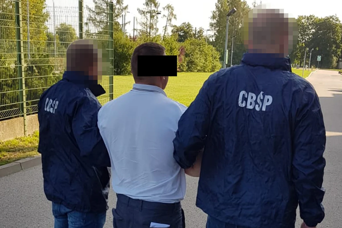 Ponad sześciuset cudzoziemców z Bliskiego Wschodu, środkowej Azji i północnej Afryki nielegalnie trafiło do Polski z pomocą grupy przestępczej, w którą kolejny raz uderzyło Centralne Buro Śledcze Policji. Zatrzymano i postawiono zarzuty czterem osobom uczestniczącym w tym procederze.