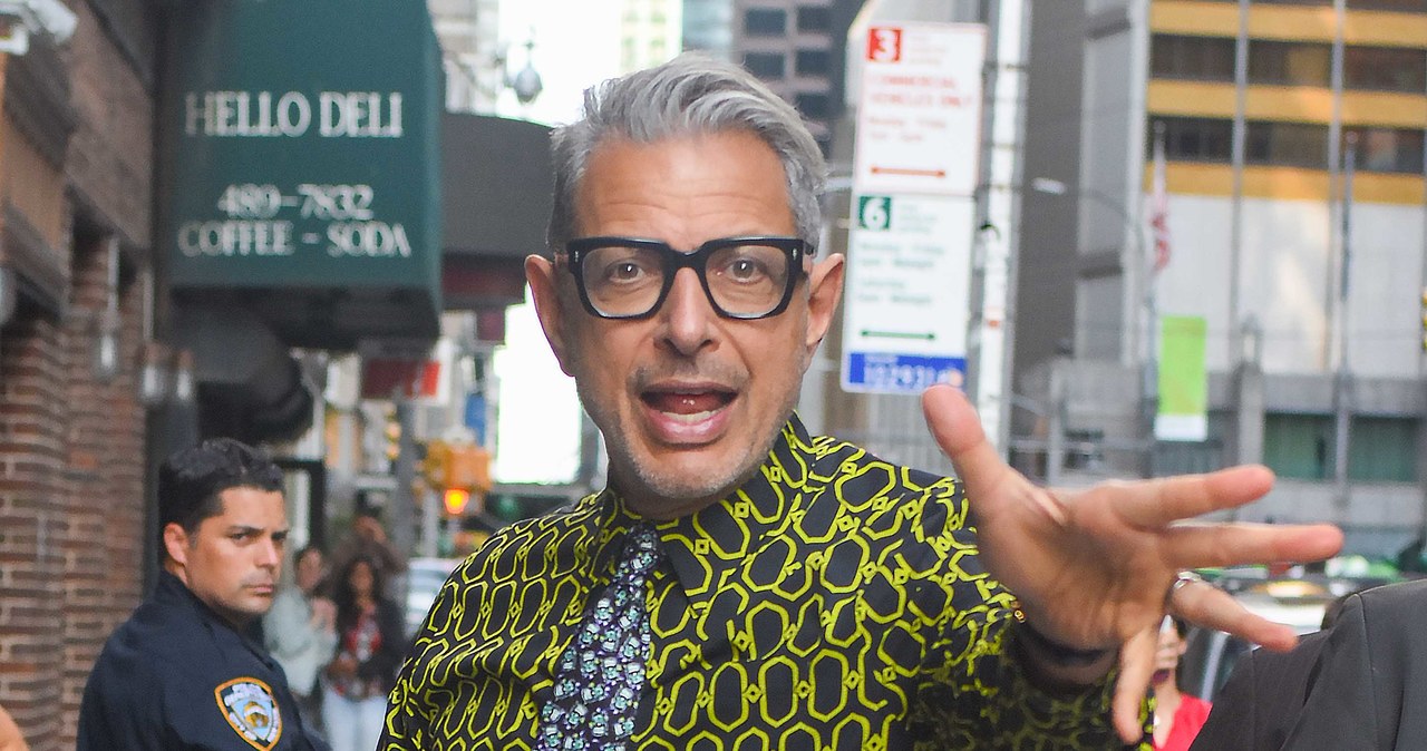 Jeff Goldblum poza statusem gwiazdy, stał się również ikoną stylu. Gdzie nie spojrzeć, jego nazwisko wymieniane jest jako jedno z pierwszych na liście najlepiej ubranych mężczyzn.