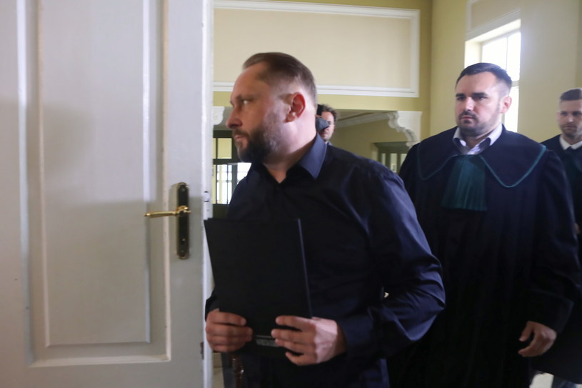 Znany dziennikarz Kamil Durczok nie trafi do aresztu - taką decyzję podjął w środę, 14 sierpnia, Sąd Okręgowy w Piotrkowie Tryb. Tym samym podtrzymał decyzję sądu I instancji, który nie przychylił się do wniosku prokuratury i nie aresztował mężczyzny.