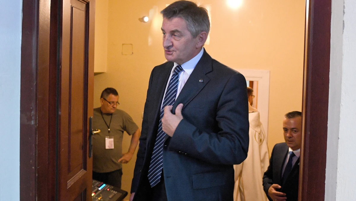 Były marszałek Sejmu Marek Kuchciński po tzw. aferze samolotowej cieszy się większym zaufaniem Polaków niż lider Platformy Obywatelskiej Grzegorz Schetyna - wynika z sondażu IBRiS dla Onetu.