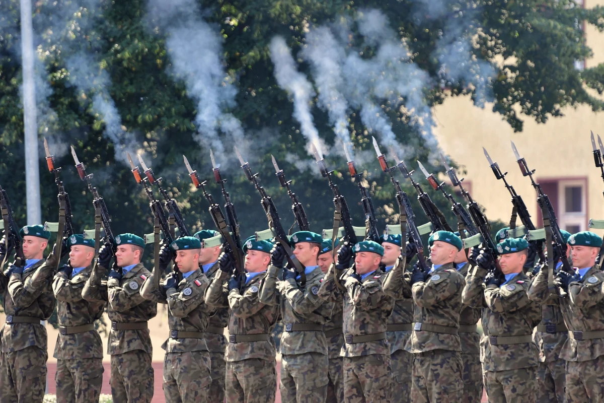 Od początku lat 90. ubiegłego wieku konsekwentnie głoszę i wprowadzam w życie koncepcję radosnego świętowania rocznic, które powinny kojarzyć się Polakom głównie z chwałą, a nie tylko z martyrologią.