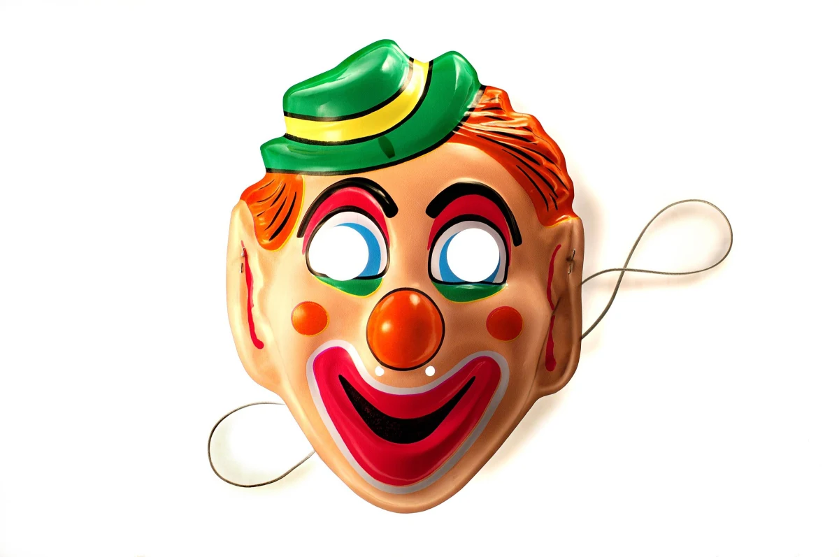 Pijany 33-latek ze Zdzieszowic na Opolszczyźnie chciał w przebraniu klauna nastraszyć nocą swoich kolegów, wymachując 60-centymetrową maczetą. Pomylił jednak znajomych z patrolującymi ulicę policjantami. Teraz odpowie przed sądem za wykroczenie.