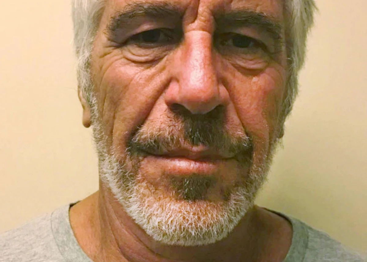 Sekcja zwłok wykazała, że amerykański finansista i miliarder Jeffrey Epstein doznał wielu złamań kręgów szyjnych – podaje "Washington Post" powołując się na źródła zbliżone do sprawy. Gazeta wskazuje, że pogłębia to tajemnicze okoliczności śmierci Epsteina.
