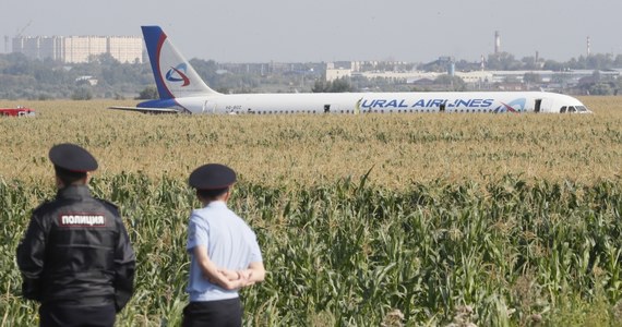 Awaryjne lądowanie pasażerskiego Airbusa pod Moskwą. Na pokładzie maszyny A 321 należącej do rosyjskich linii "Ural Airlines" znajdowały się 234 osoby, w tym siedmioro członków załogi. Pomocy medycznej potrzebowały 74 osoby. Premier Rosji zapowiedział odznaczenie pilotów, którzy wylądowali bez podwozia na polu kukurydzy.