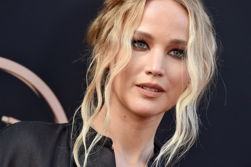 "Nie przeszkadza mi bycie nieidealną" - przyznaje Jennifer Lawrence. To właśnie dlatego stała się ulubienicą Ameryki. Nie stroni od sprośnych żartów, jednak zajmuje również mocne stanowisko m.in. w sprawach równości płci. Towarzyszy jej jedna zasada - mówi, co myśli.