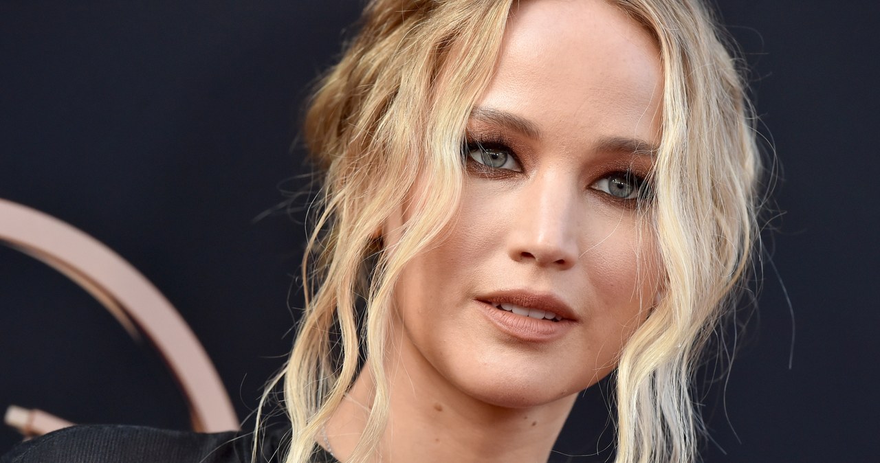 "Nie przeszkadza mi bycie nieidealną" - przyznaje Jennifer Lawrence. To właśnie dlatego stała się ulubienicą Ameryki. Nie stroni od sprośnych żartów, jednak zajmuje również mocne stanowisko m.in. w sprawach równości płci. Towarzyszy jej jedna zasada - mówi, co myśli.