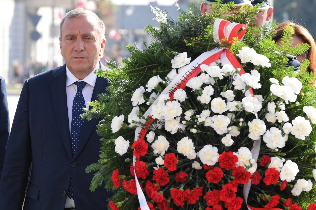 "Dzisiaj obchody 15 sierpnia, dnia Wojska Polskiego, będą odbywać się w Katowicach, dlatego, że jest to okręg wyborczy obecnie urzędującego premiera" – stwierdził lider Platformy Obywatelskiej Grzegorz Schetyna. "To niegodne i nieprzyzwoite traktowanie Wojska Polskiego, symboli narodowych i tej daty" - ocenił.