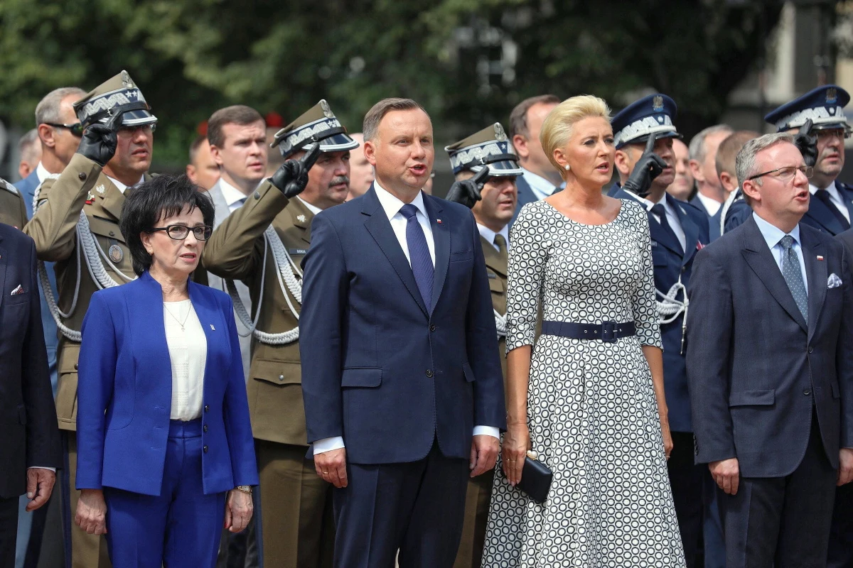 Prezydent Andrzej Duda podczas obchodów Święta Wojska Polskiego wręczył nominację pięciu oficerom Wojska Polskiego na stopnie generalskie oraz stopień admiralski.