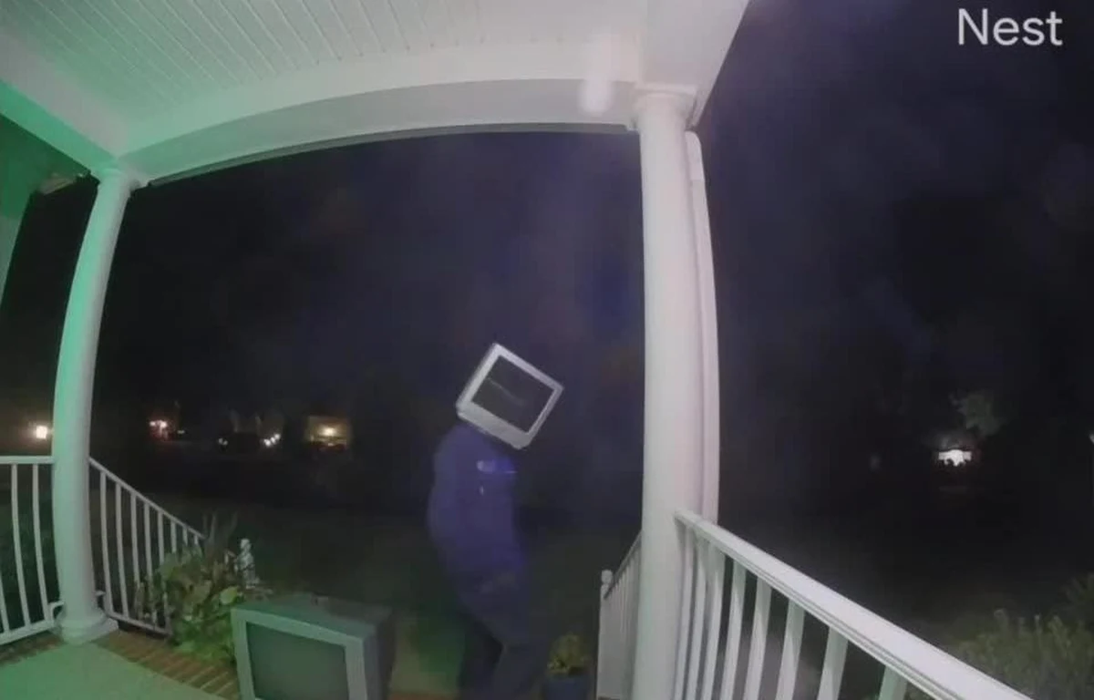 Nieznajomy sprawca z maską w kształcie starego telewizora na głowie pod przykryciem nocy zostawiał stare odbiorniki na gankach domów w miejscowości Glen Allen w Wirginii.