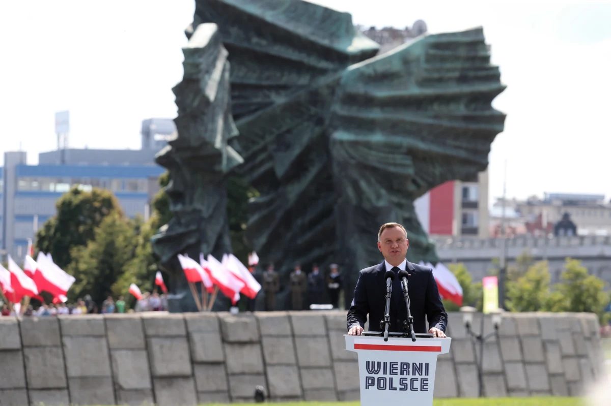 Prezydent Andrzej Duda wręczył w czwartek w Katowicach cztery nominacje generalskie i jedną admiralską. W swoim wystąpieniu zadeklarował, że nigdy nie podpisze ustawy o obniżeniu uposażeń emerytalnych żołnierzy i zaprzeczył, by takie rozwiązania były przygotowywane.