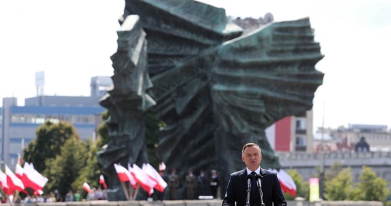 Prezydent Andrzej Duda wręczył w czwartek w Katowicach cztery nominacje generalskie i jedną admiralską. W swoim wystąpieniu zadeklarował, że nigdy nie podpisze ustawy o obniżeniu uposażeń emerytalnych żołnierzy i zaprzeczył, by takie rozwiązania były przygotowywane.