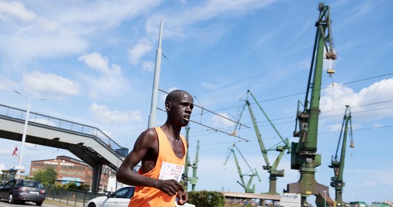 Kenijczycy Gladys Jepkurui Biwott i Isaac Kimutai Ngeno wygrali w czwartek w Gdańsku 25. Orlen Maraton Solidarności. W zawodach zgłosiło się 952 uczestników z 27 krajów, bieg ukończyło 688.