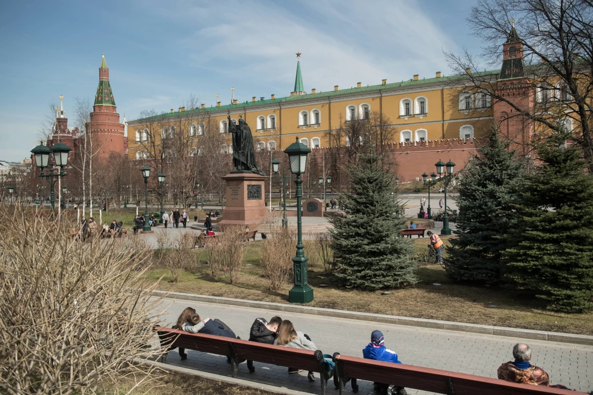 W trakcie prac ziemnych na Kremlu, będącym siedzibą prezydenta Rosji, w czwartek znaleziono bombę lotniczą z czasów II wojny światowej - poinformował komendant Kremla generał Siergiej Chlebnikow.