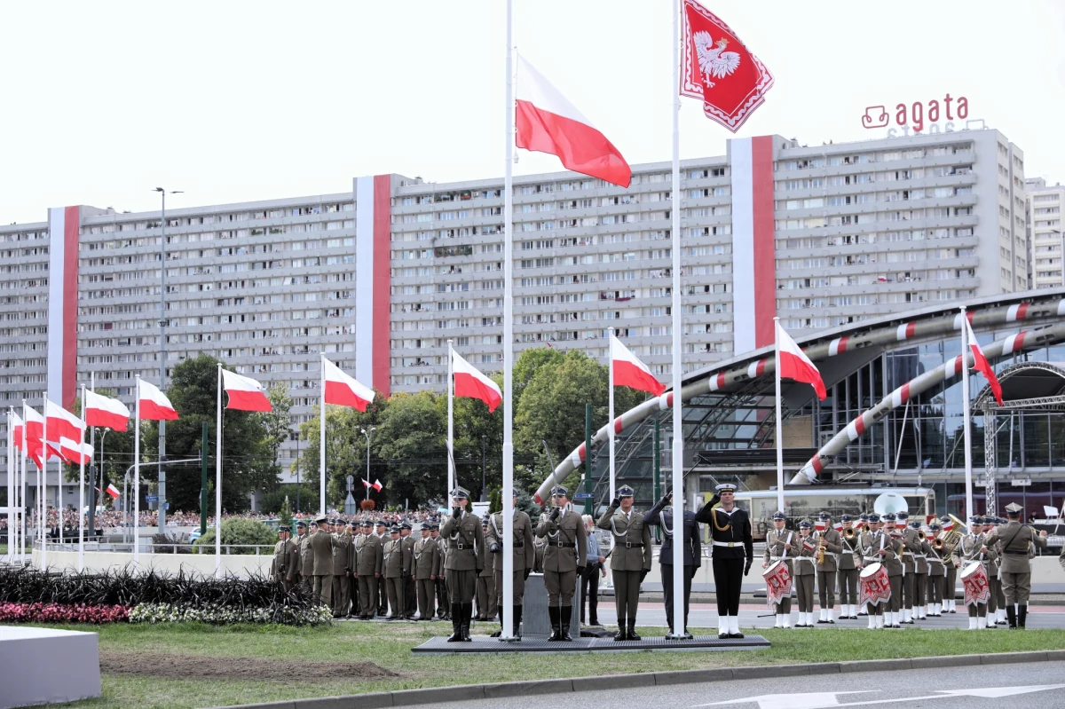 W Katowicach odbyła się wielka wojskowa defilada "Wierni Polsce". Brało w niej udział 2600 żołnierzy, a ulicami miasta przeszło ponad 180 pojazdów. Przed defiladą przemawiali prezydent Andrzej Duda, premier Mateusz Morawiecki oraz szef MON Mariusz Błaszczak. Tegoroczne centralne obchody Święta Wojska Polskiego w Katowicach zgromadziły ogromną liczbę widzów. Jak informuje śląska policja,  defiladę Wierni Polsce obejrzało około 200 tys. osób.