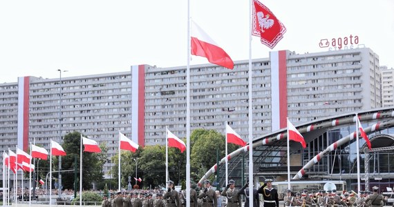 W Katowicach odbyła się wielka wojskowa defilada "Wierni Polsce". Brało w niej udział 2600 żołnierzy, a ulicami miasta przeszło ponad 180 pojazdów. Przed defiladą przemawiali prezydent Andrzej Duda, premier Mateusz Morawiecki oraz szef MON Mariusz Błaszczak. Tegoroczne centralne obchody Święta Wojska Polskiego w Katowicach zgromadziły ogromną liczbę widzów. Jak informuje śląska policja,  defiladę Wierni Polsce obejrzało około 200 tys. osób.