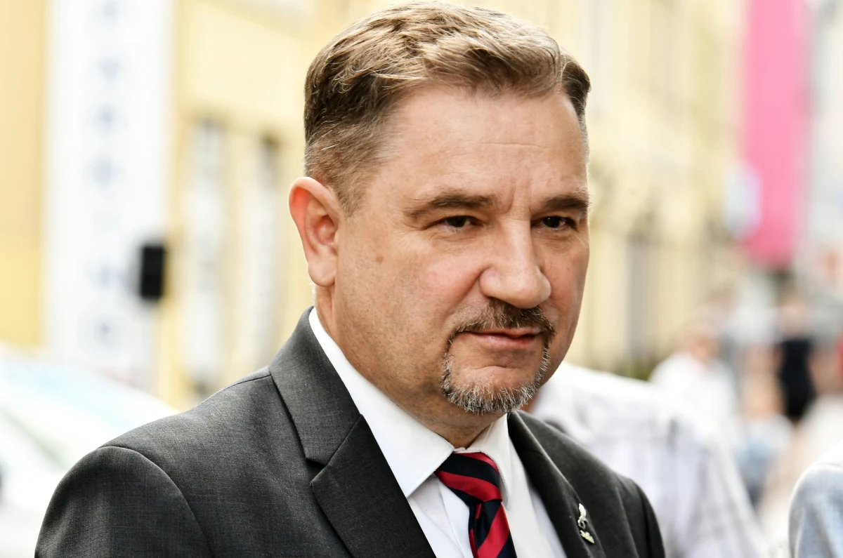 Lider "Solidarności" Piotr Duda napisał list z wyrazami wsparcia dla metropolity krakowskiego arcybiskupa Marka Jędraszewskiego. Dokument został opublikowany w "Naszym Dzienniku". Duda podziękował arcybiskupowi Jędraszewskiemu "za odważne i prawdziwe słowa oceniające szerzącą się w naszym kraju ideologię LGBT+". "To było niezwykle ważne i potrzebne świadectwo" - podkreślił.