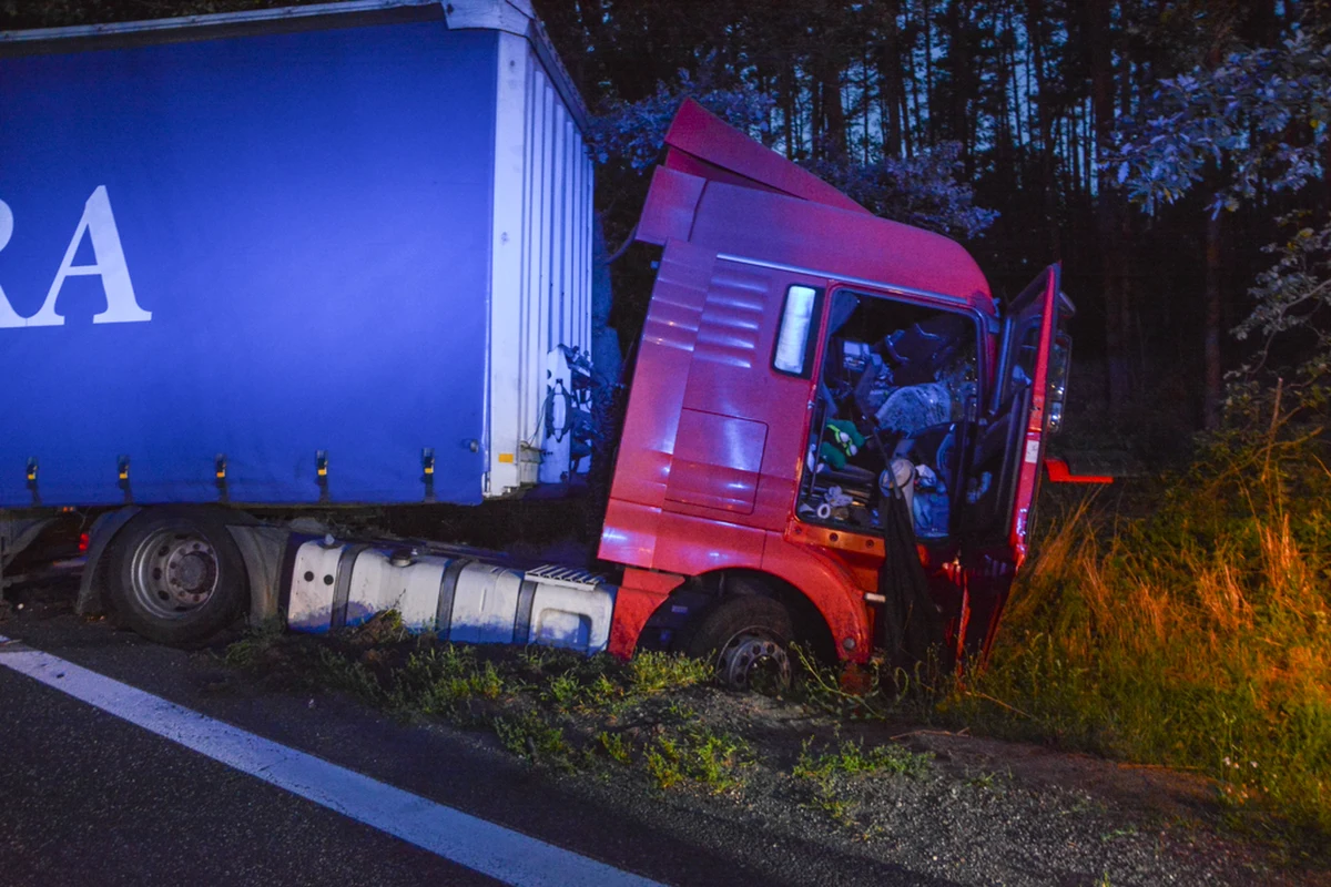 Wypadek na drodze krajowej nr 46 między Opolem a Niemodlinem. W Dąbrowie zderzyły się trzy ciężarówki. Dwie osoby zostały ranne. Zdjęcia z miejsca zdarzenia dostaliśmy na Gorącą Linię RMF FM. 