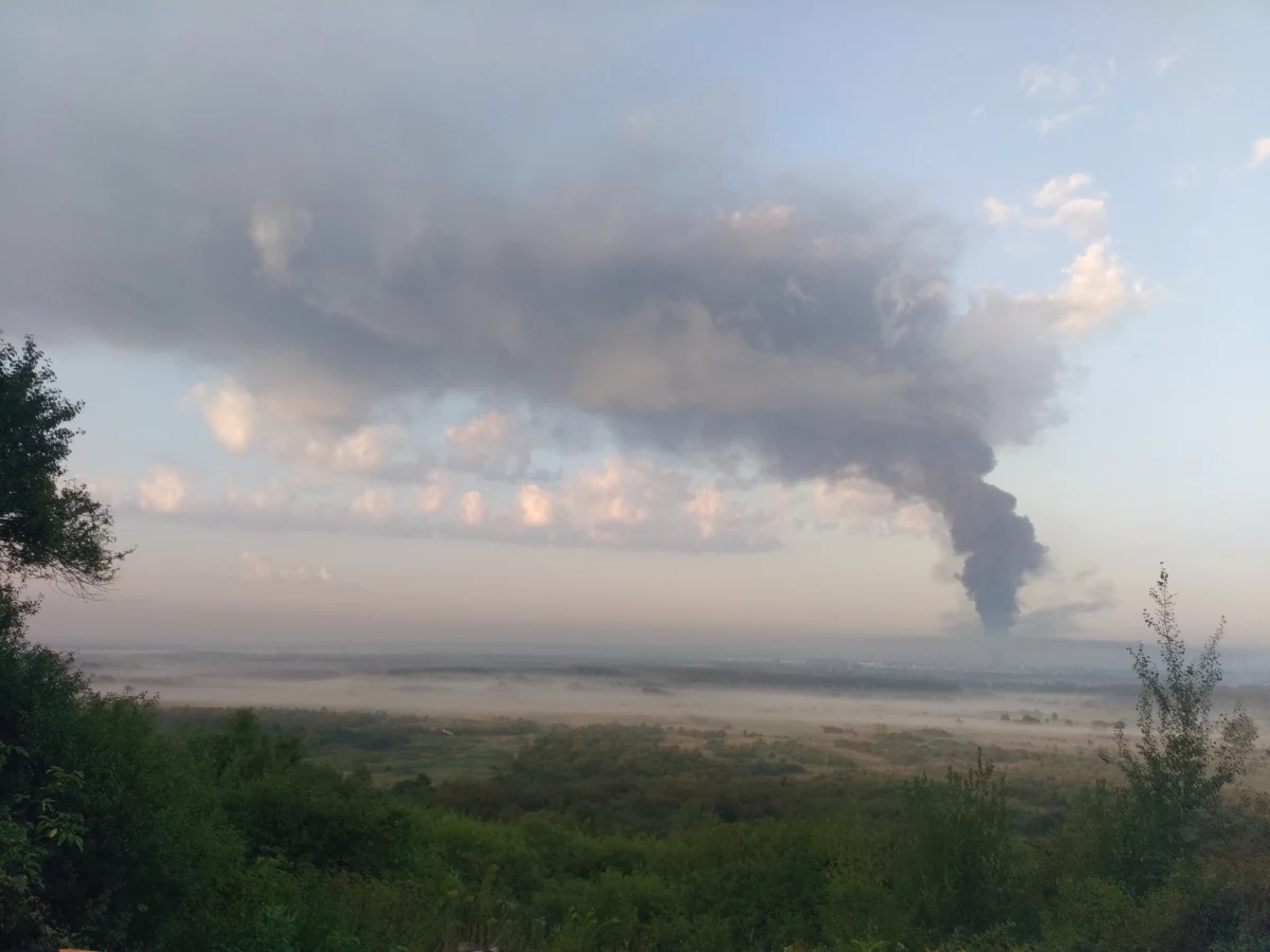 Już ponad dobę trwa akcja strażaków na pogorzelisku w zakładzie przetwarzającym odpady w Myszkowie w Śląskiem. W czwartek rano doszło tam do niebezpiecznego pożaru. Strażacy potrzebowali ponad pięciu godzin, żeby opanować ogień, a kłęby gestego, czarnego dymu widoczne były z wielu kilometrów. W najgorszym momencie na miejscu było ponad 30 wozów strażackich.