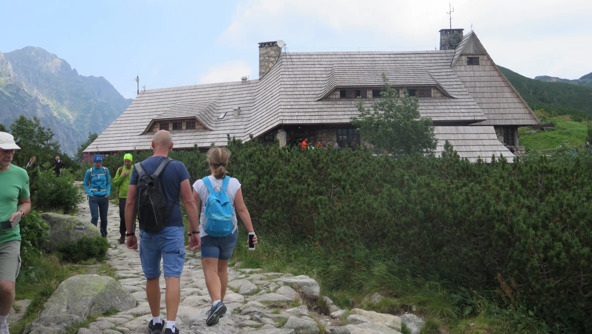 Schronisko w Dolinie Pięciu Stawów jest wyjątkowe i to z wielu względów. Jest najwyżej położonym schroniskiem w Tatrach Polskich i jednocześnie jedynym, do którego nie da się dojechać. Można tam tylko dojść, co nie jest wcale łatwym zadaniem. Wyjątkowa jest tu szarlotka, wiele razy uznawana za najlepszą w Tatrach. Wyjątkowe są też prowadzące schronisko - siostry Marta i Marychna Krzeptowskie. 