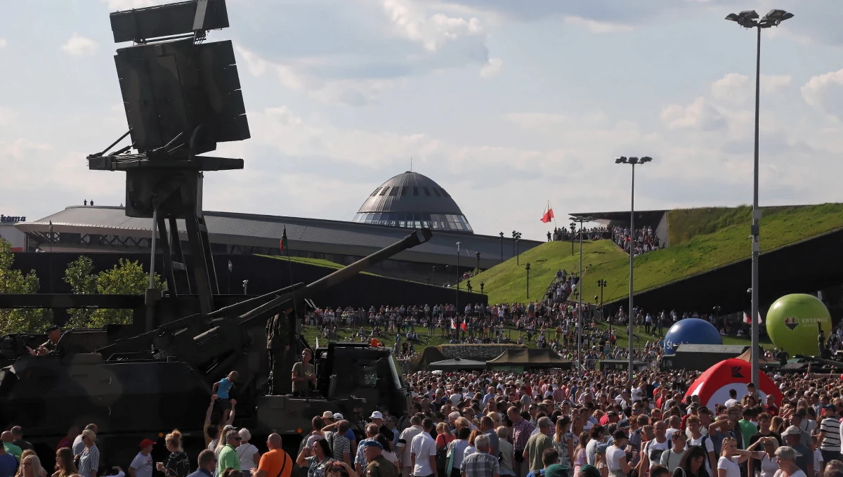 Zamieszanie z pociągami, które dowoziły wczoraj pasażerów na defiladę do Katowic. Przejazdy miały być bezpłatne i były. Tyle że część osób nie dojechała wcale, albo mocno się spóźniła, bo część pociągów przestała jeździć według rozkładu jazdy.