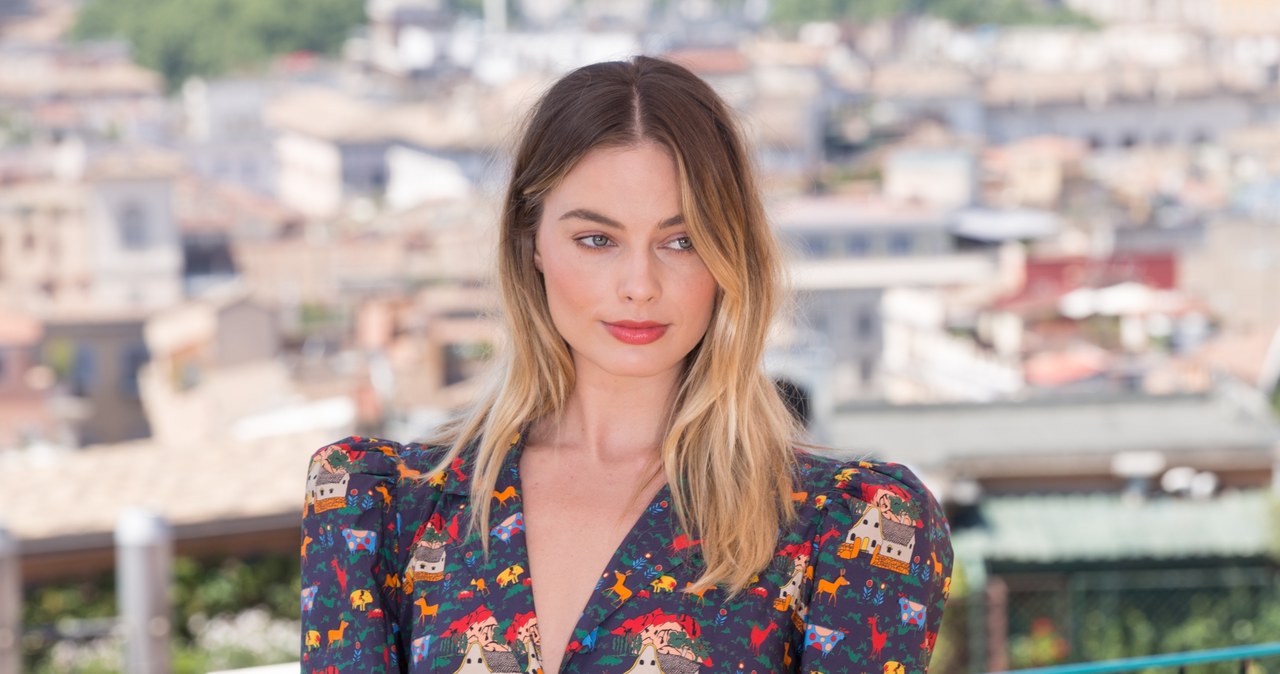 Margot Robbie pojawiła się na mapie światowego kina dzięki "Wilkowi z Wall Street". Rola w głośnym filmie Martina Scorsese, gdzie - trzeba uczciwie przyznać - wyglądała nieziemsko, uczyniła ją jedną z najpopularniejszych gwiazd w Hollywood. W kolejnych latach aktorka wcieliła się m.in. w psychopatkę z komiksu, niesławną łyżwiarkę i żądną władzy królową. Popularną aktorkę można obecnie oglądać na ekranach polskich kin w roli Sharon Tate - brutalnie zamordowanej żony Romana Polańskiego.