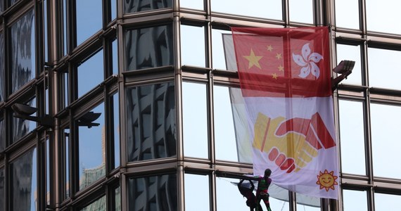 Francuski alpinista Alai Robert skomentował w charakterystyczny dla siebie sposób trwające od kilku miesięcy antyrządowe protesty w Hongkongu. Na 68 piętrze wieżowca wywiesił transparent nawołujący do pokoju.