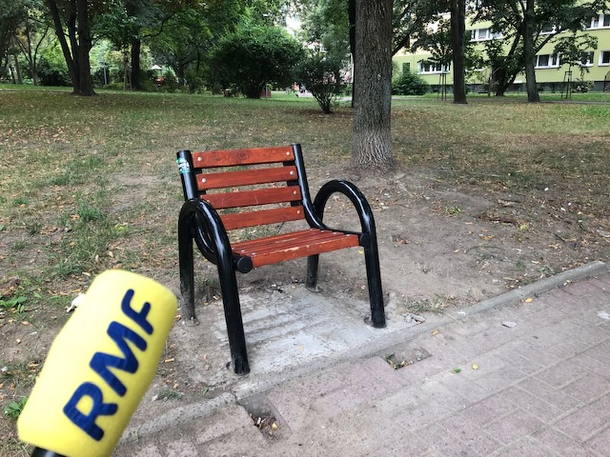 Jednoosobowe ławki stanęły w parku na osiedlu Rakowiec na warszawskiej Ochocie. Urzędnicy przekonują, że tradycyjne, wielosoobowe ławki sprzyjały głośnym imprezom pod oknami. Z jednoosobowych ławek mają korzystać przede wszystkim seniorzy.