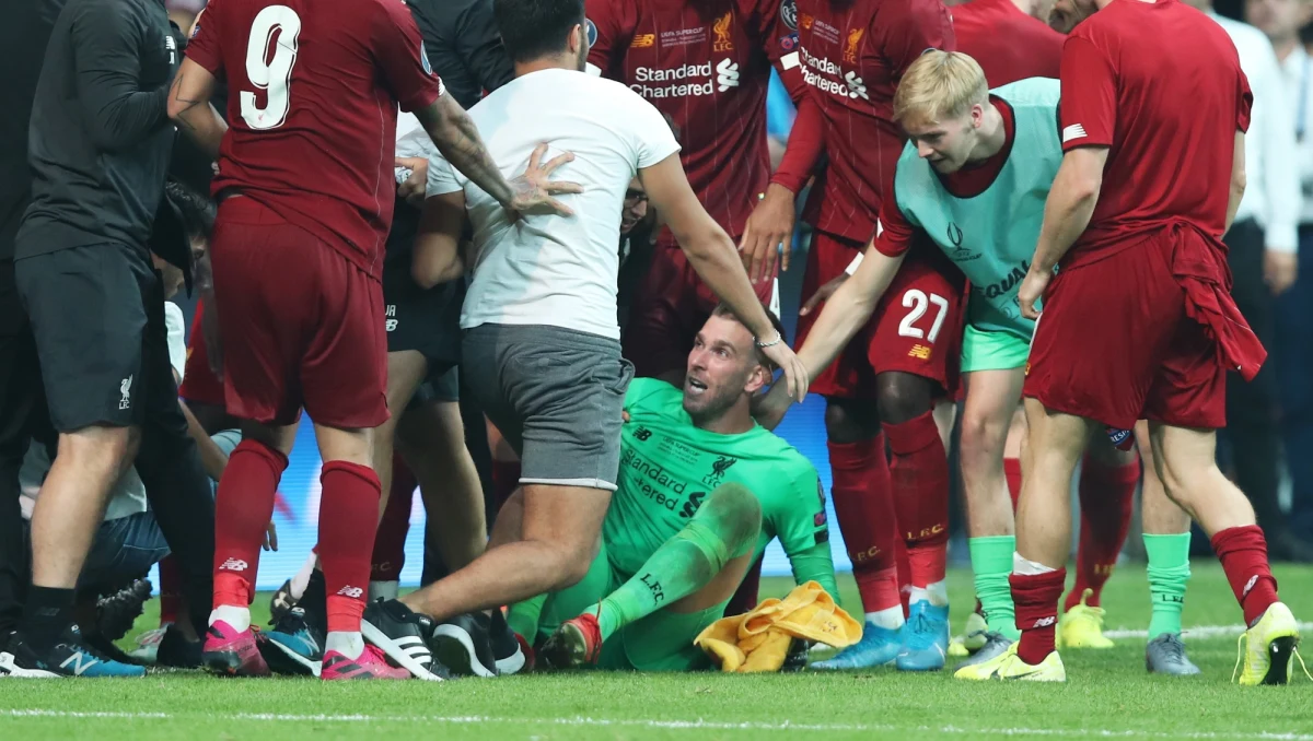 Ciężka sytuacja w drużynie FC Liverpoolu – zdobywcy Superpucharu Europy. Kontuzjowany jest pierwszy bramkarz Allison. Jak się okazało, także jego zmiennik Adrian może nie wystąpić w meczu z FC Southampton przez kontuzję, którą spowodował nieodpowiedzialny kibic.