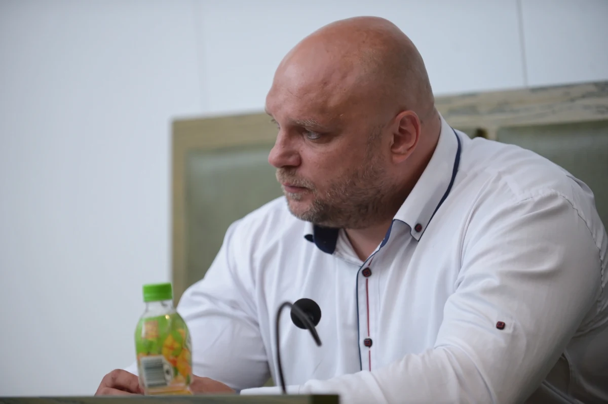 "Śledczy ze Szczecina – pomimo nacisków z Warszawy – nie odpuszczają sprawy Arkadiusza Kraski. Zleceniodawca podwójnej zbrodni sprzed lat – człowiek ze szczytów tzw. polskiej mafii pozostanie bezkarny tak długo, jak długo Prokuratura Krajowa będzie się upierać, że to Arkadiusz Kraska jest mordercą" - pisze Onet i informuje, że dziennikarze portalu dotarli do nagrania z monitoringu. Widać na nim w większości przebieg zdarzenia - czytamy.