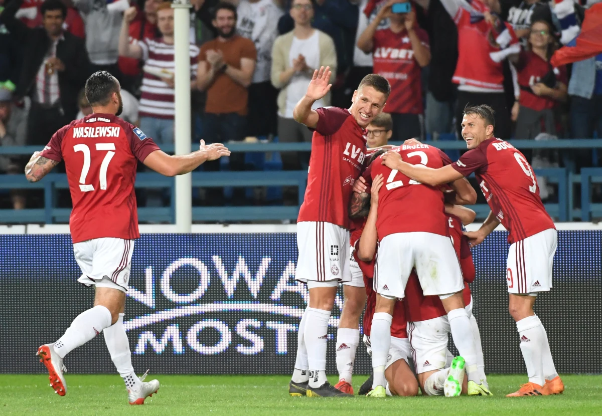 W pierwszym meczu 5. kolejki piłkarskiej ekstraklasy Wisła Kraków w efektownym stylu pokonała 4:0 ŁKS Łódź, dla którego była to trzecia kolejna porażka. Jednym z bohaterów spotkania był 36-letni Paweł Brożek, który zdobył dwie bramki.