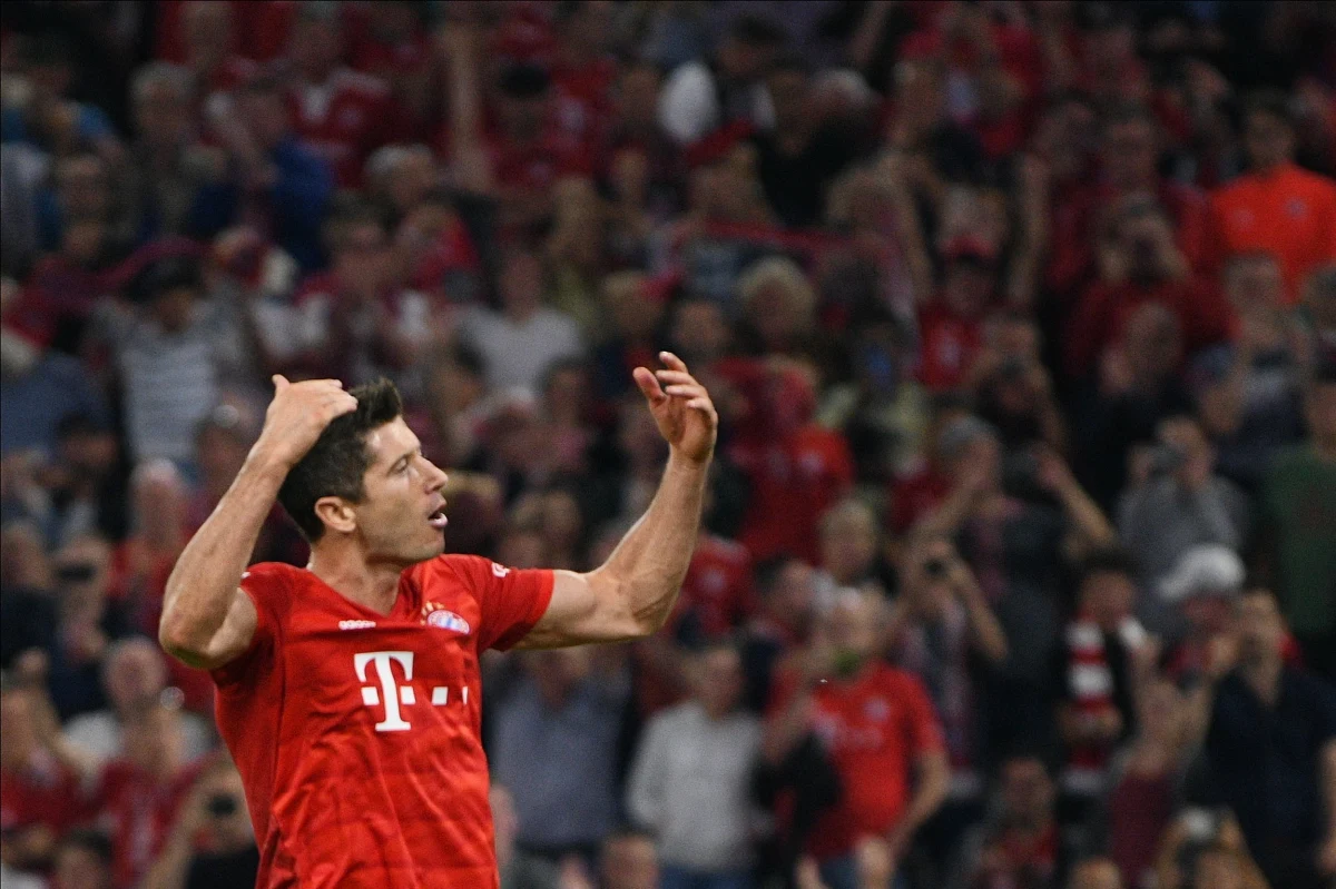 Król strzelców niemieckiej ekstraklasy piłkarskiej w tym i poprzednim roku Robert Lewandowski zdobył dwie bramki dla Bayernu Monachium w meczu inaugurującym sezon 2019/20 Bundesligi. Broniący tytułu Bawarczycy zremisowali u siebie z Herthą Berlin 2:2.