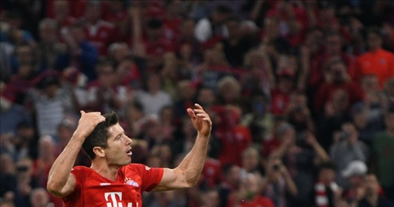 Król strzelców niemieckiej ekstraklasy piłkarskiej w tym i poprzednim roku Robert Lewandowski zdobył dwie bramki dla Bayernu Monachium w meczu inaugurującym sezon 2019/20 Bundesligi. Broniący tytułu Bawarczycy zremisowali u siebie z Herthą Berlin 2:2.