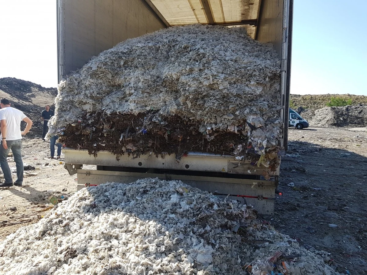 Bytomscy policjanci zatrzymali pięć osób pod zarzutem nielegalnego przewozu odpadów z zagranicy. To efekt śledztwa, które rozpoczęło się od zatrzymania w ubiegłym roku ciężarówki, której kierowca wysypywał tworzywa sztuczne na terenie nieużytków w Bytomiu.