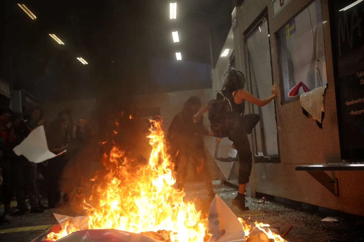 Do zamieszek doszło w piątek (czasu lokalnego) podczas protestu przeciw przemocy wobec kobiet w centrum miasta Meksyk. Powodem zwołania kilkusetosobowej demonstracji były relacje dwóch nastolatek twierdzących, że zostały zgwałcone przez policjantów.