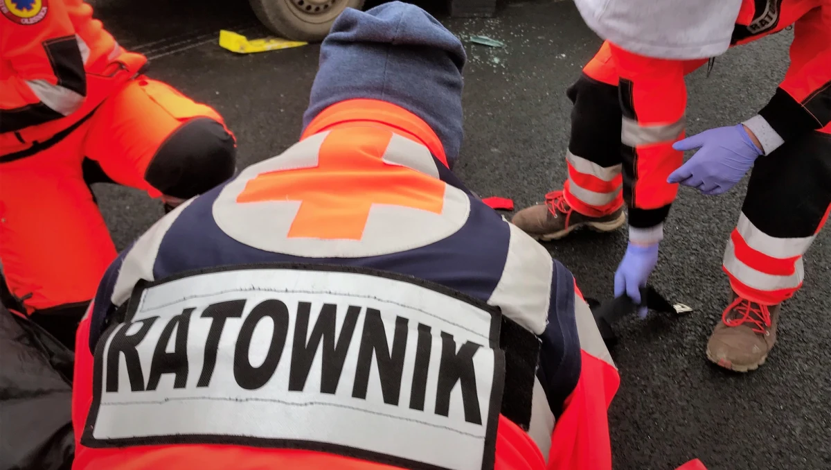 Jedna osoba nie żyje, a pięć kolejnych jest poszkodowanych po zderzeniu samochodu osobowego z busem w Siemczynie (zachodniopomorskie), do którego doszło w sobotę.