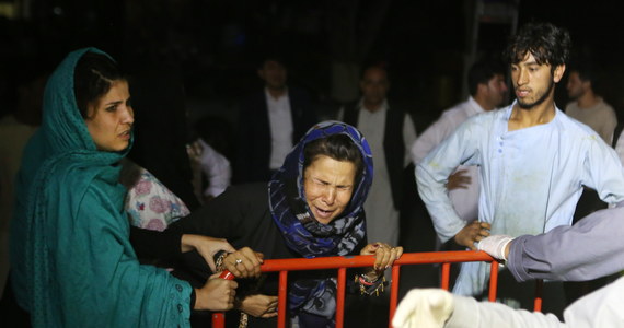 W eksplozji, do jakiej doszło w sobotę na przyjęciu weselnym w Kabulu, zginęło około 63 osoby, a 182 odniosło rany - poinformowało ministerstwo spraw wewnętrznych. Rzecznik prezydenta Afganistanu podał na Twitterze, że ataku dokonał zamachowiec samobójca.