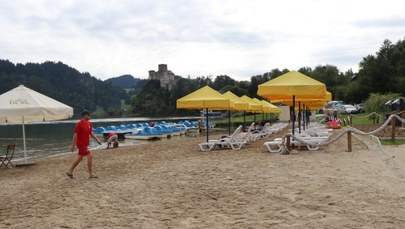 Piaszczysta plaża, jezioro i zamek. Zalew Czorsztyński w Faktach znad wody