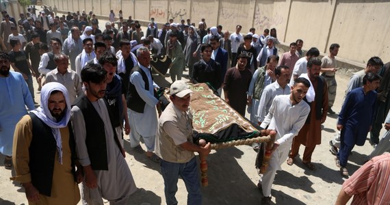 Działająca w Afganistanie filia dżihadystycznej organizacji Państwo Islamskie (IS) przyznała się w niedzielę do przeprowadzenia ataku samobójczego na przyjęciu weselnym w Kabulu. W zamachu zginęły 63 osoby, a ponad 180 odniosło obrażenia.