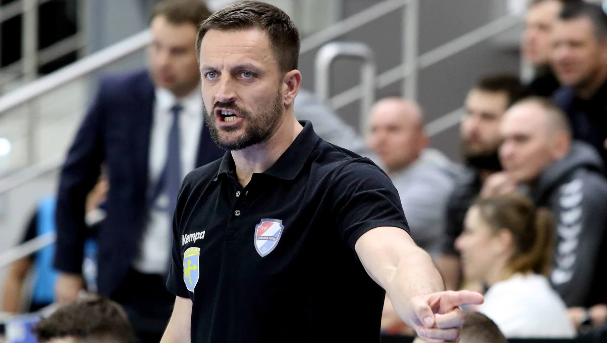 Rafał Kuptel to były reprezentant Polski w piłce ręcznej, a od kilku sezonów trener Gwardii Opole W poprzednim sezonie jego klub zajął w Superlidze 3. miejsce ustępując jedynie krajowym potentatom: PGE Vive Kielce i Orlen Wiśle Płock. Jak buduje się zespół, który stara się nawiązać walkę z drużynami, które wyróżniają się także w europejskim handballu?