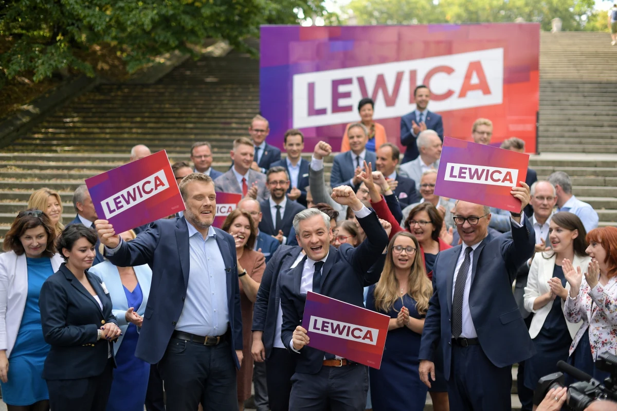 Adrian Zandberg z Razem będzie "jedynką" w Warszawie, Włodzimierz Czarzasty z SLD w Sosnowcu, natomiast Krzysztof Śmiszek z Wiosny otworzy listę wrocławską - wynika z niedzielnej prezentacji "jedynek" Lewicy. Zaczynamy naszą podróż do Sejmu, tam gdzie nas nie ma - powiedział szef sztabu Lewicy Robert Biedroń.
