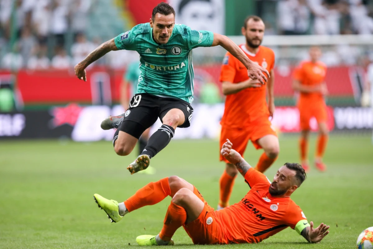 Przed tą kolejką mająca jeden zaległy mecz Legia otwierała drugą połówkę tabeli, co na pewno nie napawało satysfakcją ani kibiców wicemistrzów Polski, ani samych piłkarzy. Podopieczni Aleksandara Vukovica, którzy w środę wywalczyli awans do czwartej, decydującej rundy eliminacji Ligi Europy, chcieli więc podkreślić swoją dominację na krajowym podwórku.