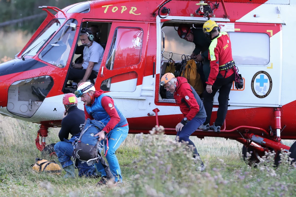 Drugą dobę trwa dramatyczna akcja ratunkowa w jaskini Wielkiej Śnieżnej w Tatrach, gdzie utknęło dwóch grotołazów. Woda zalała bardzo wąski i ciasny korytarz, którym przeszli i odcięła im drogę powrotu. Ratownicy za pomocą ładunków pirotechnicznych próbują dotrzeć do nich od drugiej strony. 