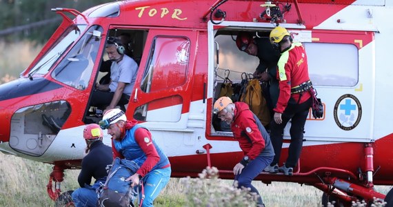 Drugą dobę trwa dramatyczna akcja ratunkowa w jaskini Wielkiej Śnieżnej w Tatrach, gdzie utknęło dwóch grotołazów. Woda zalała bardzo wąski i ciasny korytarz, którym przeszli i odcięła im drogę powrotu. Ratownicy za pomocą ładunków pirotechnicznych próbują dotrzeć do nich od drugiej strony. 